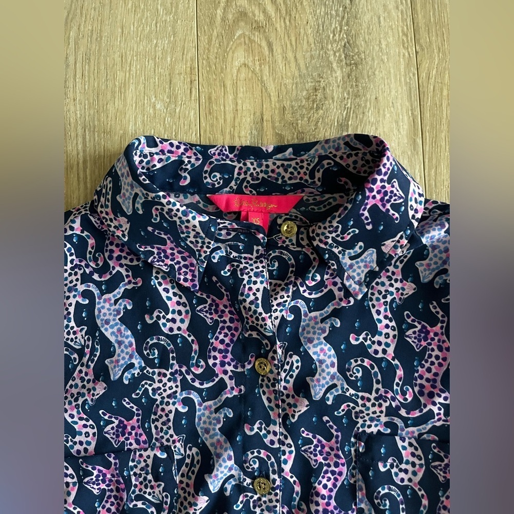 Lilly Pulitzer Womens Sea View Button Down Top Oyster Bay Navy on the Catwalk XS - Picture 3 of 9